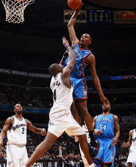 詹姆斯：斯玛特上场后的防守策略（詹姆斯解析斯玛特登场后的防守对策）