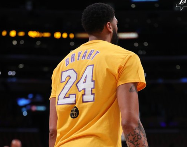 萨林杰压哨三分绝杀，首节爆发力惊人（萨林杰压哨三分致胜，首节火力全开）