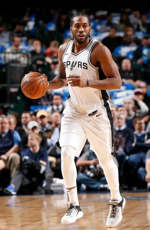 詹姆斯高效29分末节收割比赛，湖人险胜76人迎关键胜利（詹姆斯29分末节接管，湖人险胜76人拿下关键一胜）