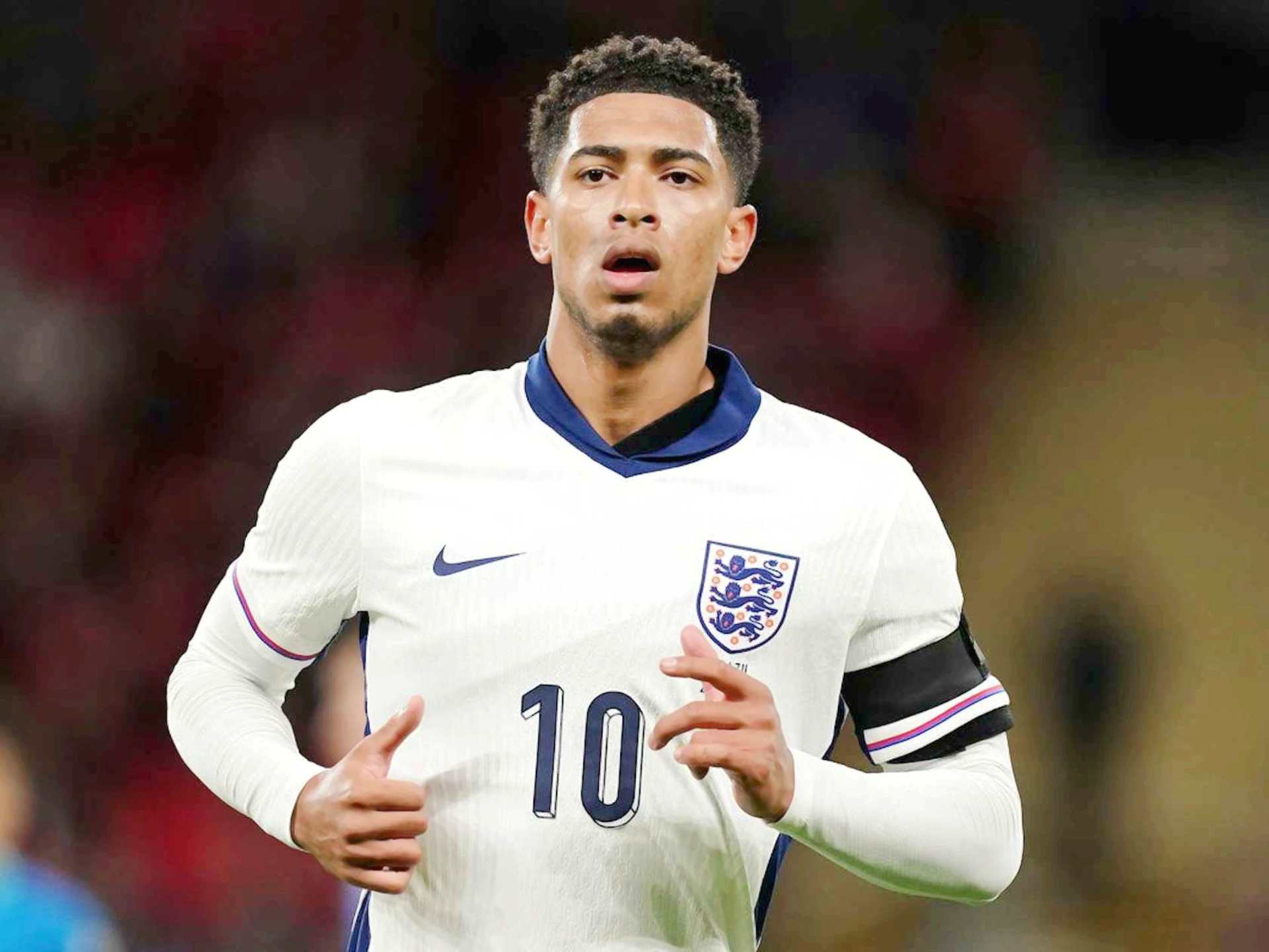 中场多次制造威胁，表现亮点突出（中场屡造杀机，表现抢眼）