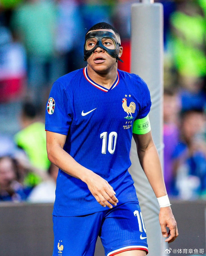 李帅与海港球迷同庆：尊敬的四星球迷，冠军是我们一起拿到的（李帅携海港球迷同欢：向四星拥趸致敬，冠军由我们共同捧起）