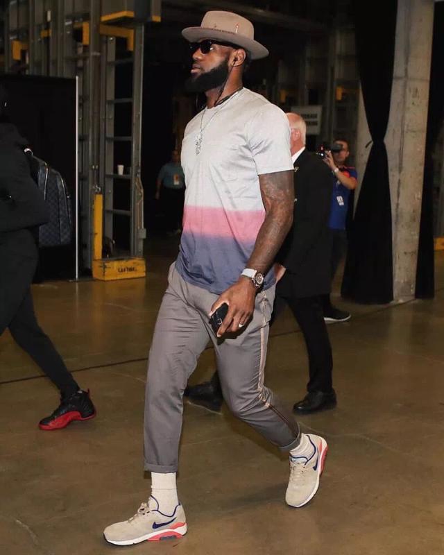 镜报：麦克托米奈上赛季意甲收官战亲签球衣成交价超2.4万欧（镜报称：麦克托米奈上赛季意甲末轮亲签球衣拍卖价超2.4万欧）