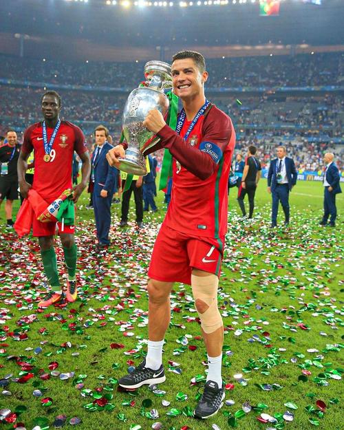 空砍大号两双！浓眉全场28投16中得到35分17篮板（浓眉28投16中轰下35分17篮板，豪取大号两双却无奈空砍）