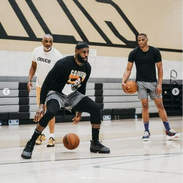 湖人浓眉哥篮下统治球队获胜（戴维斯内线称霸助湖人取胜）