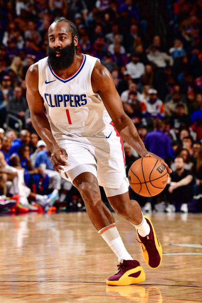 利物浦主场迎战布莱顿，两队战意高昂，利物浦凭借主场优势和阵容完整度有望取胜。（利物浦主场对阵布莱顿，双方斗志旺盛，红军凭主场与人员齐整更有胜算）