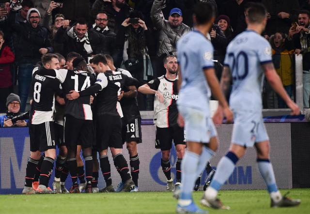 感谢俱乐部，U16国少球员身穿各自俱乐部训练服拍摄全家福（致谢俱乐部：U16国少球员穿各自俱乐部训练服合影全家福）