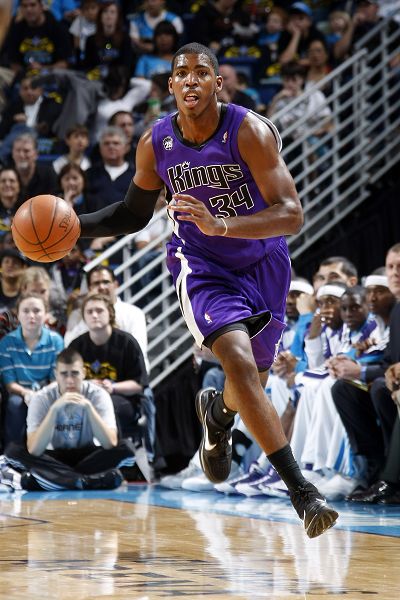 再战发展联盟！赛前杨瀚森与队友一同观看录像（备战发展联盟！杨瀚森赛前与队友一起研究录像）