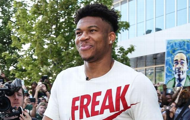 摧枯拉朽！迪亚洛强攻顶翻防守 上篮命中打停天津（强势碾压！迪亚洛硬突顶翻防线 上篮命中逼停天津）