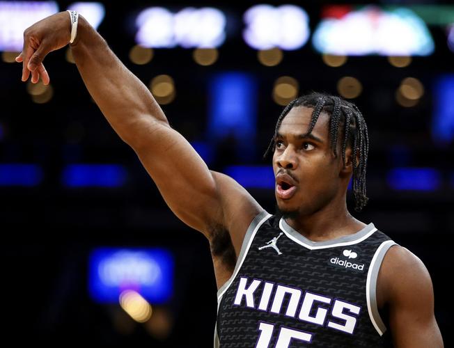 赵睿首秀半场3中3贡献8分2助，周琦3中3拿6分3帽（赵睿迎首秀半场3投全中砍8分2助攻，周琦同样3投全中收6分3次封盖）