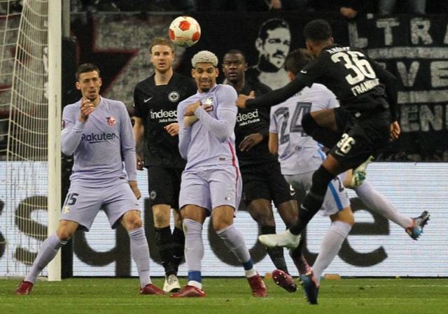 篮球场上的精彩瞬间：丁伟延阻对手发球（篮球赛场高光一刻：丁伟果断阻拦对手发球）