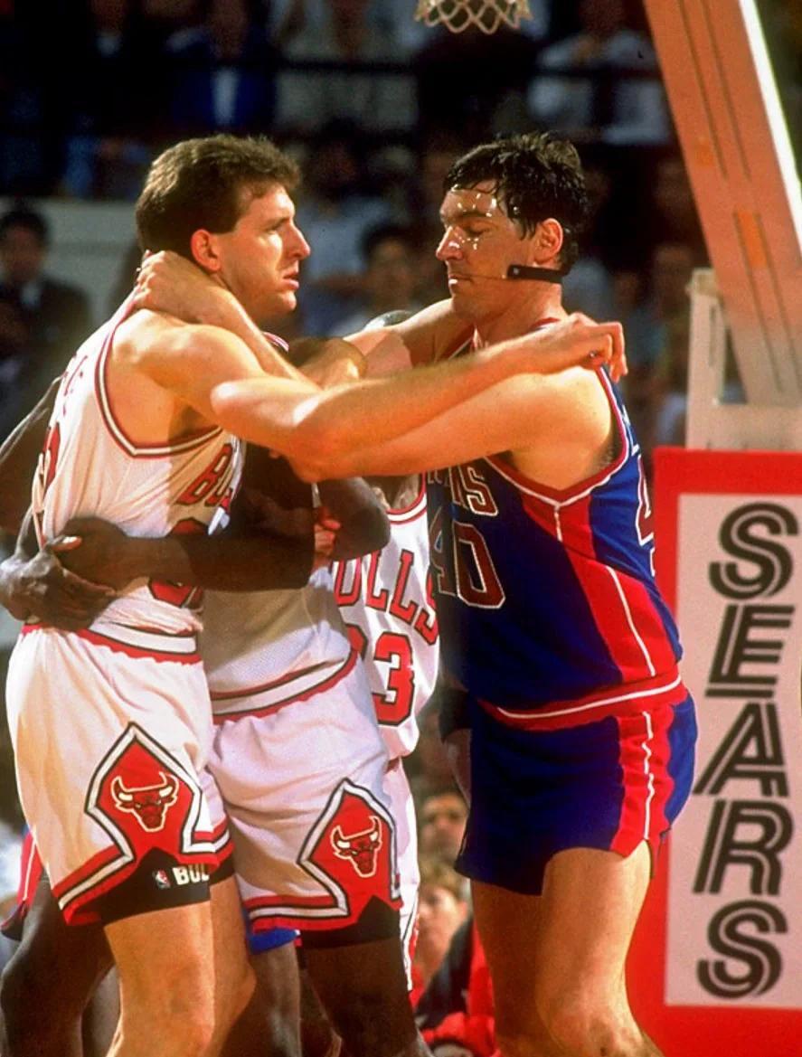 川超自贡队提前出线，奥运冠军高敏献花，全队坐摩托车巡游（川超自贡队提前晋级，奥运冠军高敏送花庆贺，全队骑摩托车巡游）