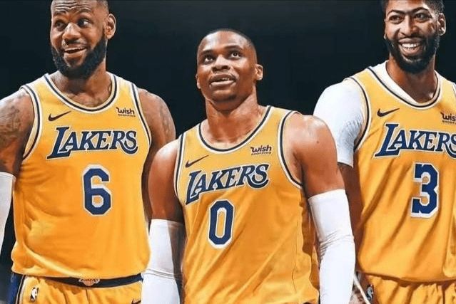 勇士让无爱德华兹的狼队拿到127分，此前3场连续失分不过百（勇士防线失守：缺少爱德华兹的森林狼轰下127分，打破其近三场失分不过百纪录）