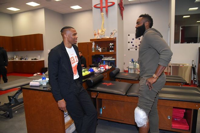 养伤期间看看球，阿什拉夫现场观看埃尔切vs皇马（阿什拉夫养伤期现身看台，观战埃尔切对皇马）